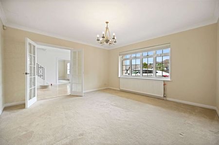 A modern neutrally decorated five bedroom, two bathroom detached house with four receptions and a swimming pool - Photo 3