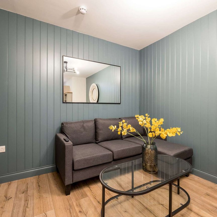 OX Living is proud to present this high-quality 8-bedroom co-living property, perfect for working professionals looking for stylish, stress-free living. Room 8 - Photo 1