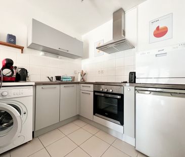 NIMES SECTEUR ARENES - T2 MEUBLE avec PARKING et TERRASSE - Photo 4