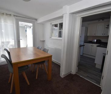 4 bedroom apartment to rent - Photo 3