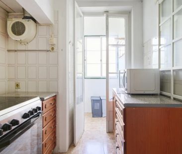 Room in a shared 4-bedroom apartment for rent in Lisbon. - Foto 3