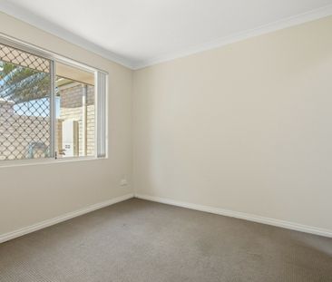 Charming Townhouse in Osborne Park - Photo 3