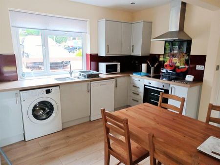 4 bedroom end of terrace house to rent - Photo 5