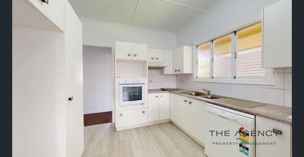 High-set family home in central location - Photo 1