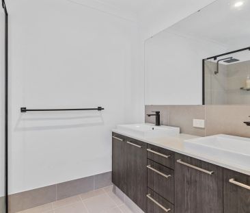 Spacious & Stylish 3 Bed / 2 Bath Home on a Corner Block - Photo 4