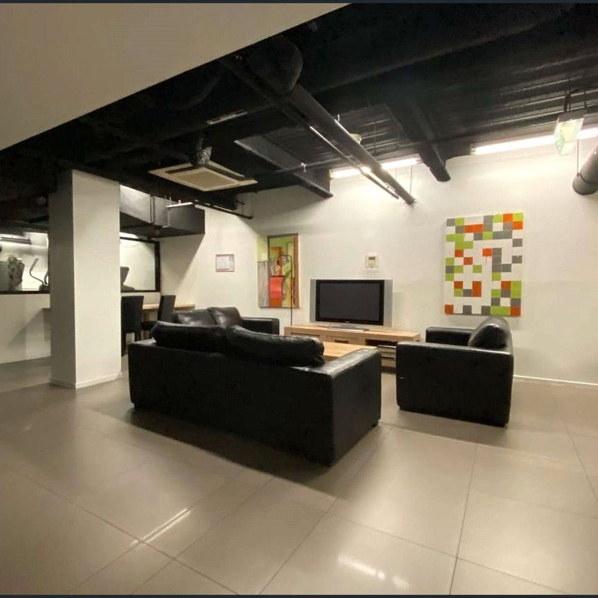 FURNISHED 2-bedroom corner block apartment - GAS & WATER included in rent - Photo 1