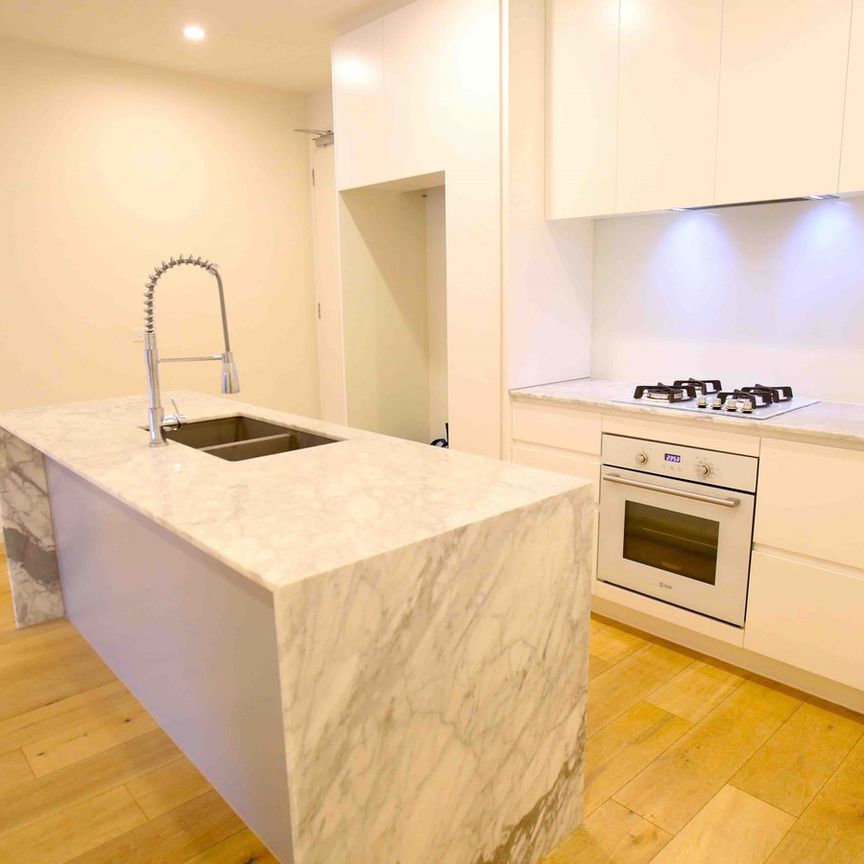 Ground Floor Apartment with Large Private Courtyard - Photo 1