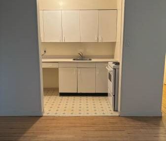 Ground floor bachelor unit in the heart of the West End - Photo 2