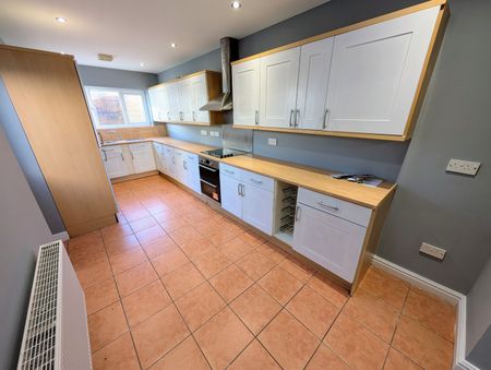 A 3 Bedroom Terraced - Photo 5