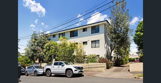 Five-minute walk to foreshore parklands and ferry - Photo 1