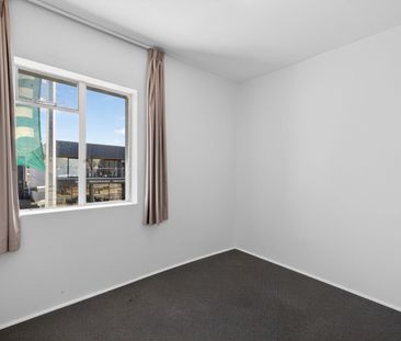 Sunny Two-Bedroom Flat in Prime Addington Location! - Photo 2