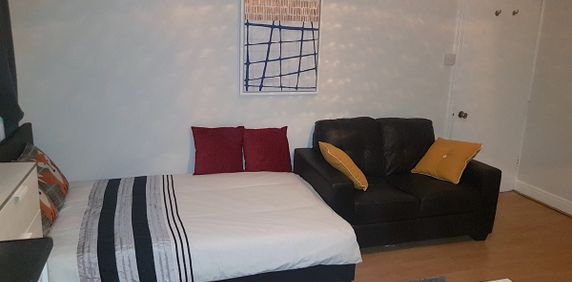 1 Bed - Flat 9, 55 Headingley Lane, Headingley, Leeds - LS6 1AA - Student/Professional - Photo 2