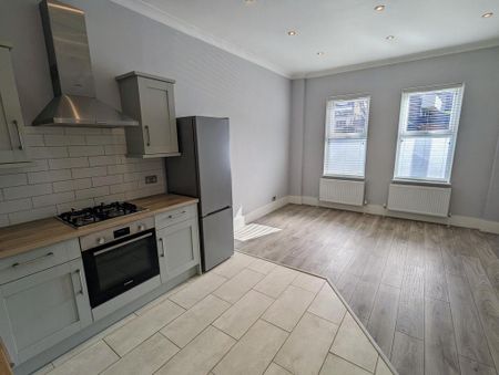 2 bedroom flat to rent - Photo 2