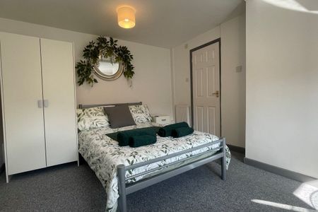 Somerset Road, BOURNEMOUTH - Photo 3