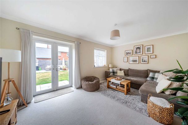 An extremely well presented 3 bedroom semi detached home to rent, tucked away in a secluded spot within the modern development at Spencers Wood in Reading. - Photo 1