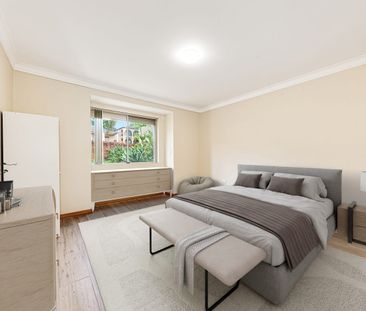 Spacious house with water glimpses - Photo 4