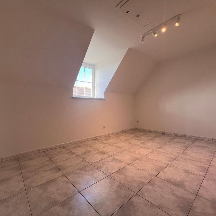 Unieke, ruime alleenstaande woning met 4 slaapkamers, tuin, carport en garagebox te Blankenberge - Photo 1