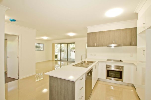 AIR CONDITIONED 2 BEDROOM UNIT - WALK TO TRAIN STATION ! - Photo 1