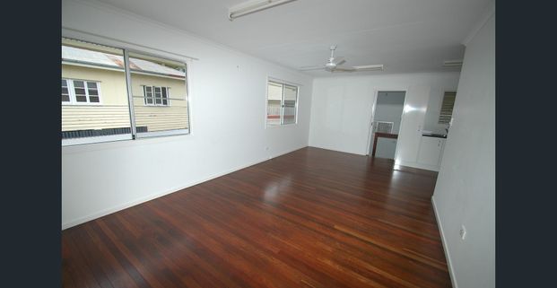 SHORT WALK TO HINKLER PLACE, PUBLIC TRANSPORT & BUNDABERG CBD - Photo 1