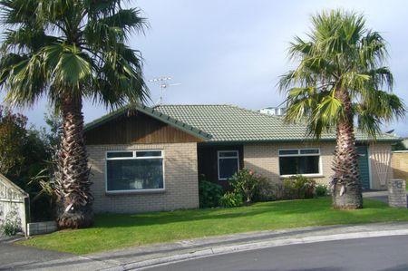 SMACK BANG IN THE HEART OF OREWA - WALK TO SHOPS! - Photo 2