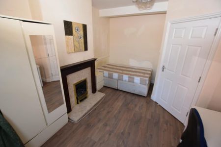 4 bedroom terraced house to rent - Photo 2