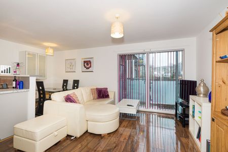 2 Bed Flat, Du Cane Road, W12 - Photo 4