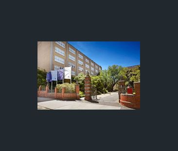 Fully furnished studio apartment in prime location with water and g... - Photo 4