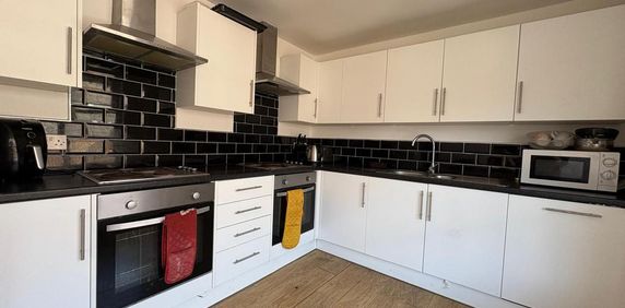 1 bedroom in a house share to rent - Photo 2