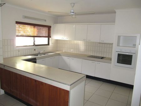 PRIME LOCATION! WALK TO CAFES, MARKETS & THE SAILING CLUB - Photo 3