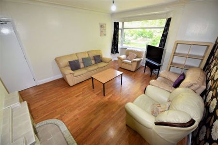 6 bedroom Flat in Otley Road, Leeds - Photo 2