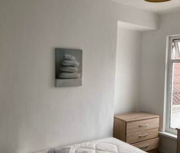 Large First Floor Double – Cromwell Street - Photo 3