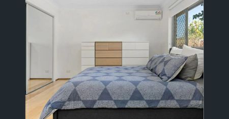 Stunning 4-Bedroom Family Home with Spacious Living - Photo 2