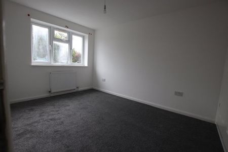 4 bedroom end of terrace house to rent - Photo 3