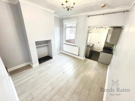 2 bedroom terraced house to rent - Photo 2