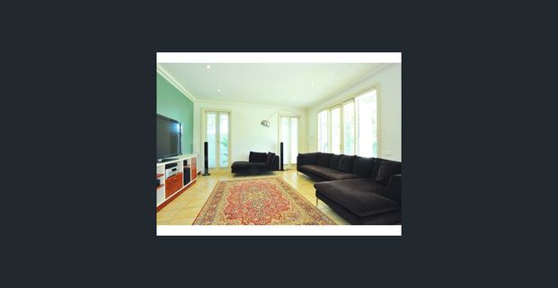 IDEAL FAMILY HOME WITH POOL IN BLUE CHIP LOCATION - Photo 1