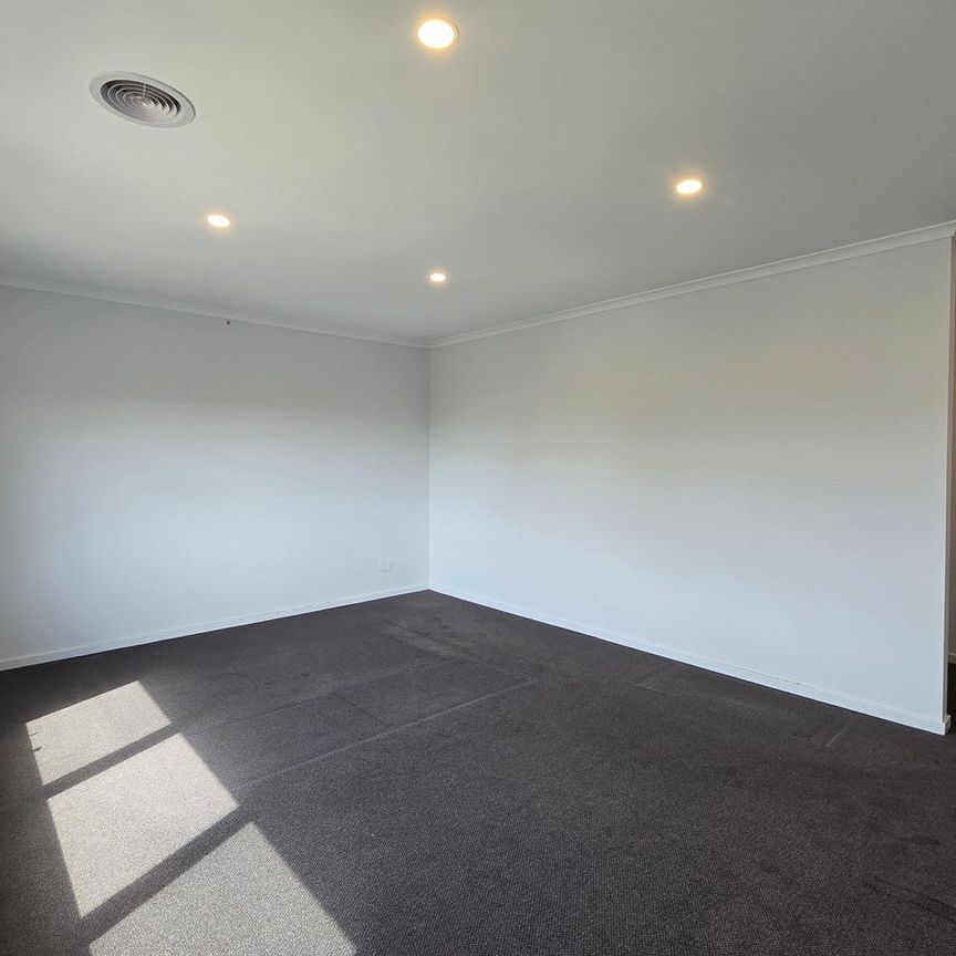 Modern & Spacious Family Home! - Photo 1