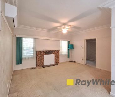 CHARMING 3 BEDROOM HOME IN THE HEART OF DANDENONG! - Photo 3