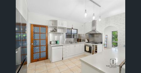 Tropical Setting | 650m to Trinity Beach | Fully Furnished - Photo 3