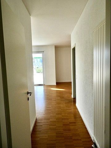 Affascinante 3.5 locali rinnovato con balcone a Morbio - Photo 2