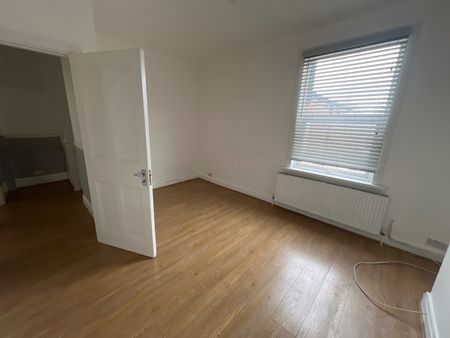 2 Bed Flat, St Fillans Road, SE6 - Photo 2