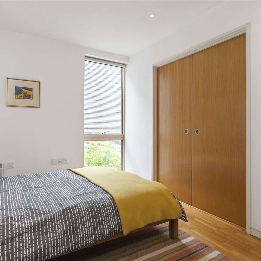 A well laid out modern one bedroom apartment set on the fourth floor of this popular portered block in Old Street. - Photo 1