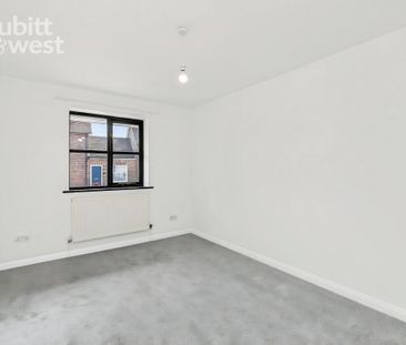 4 bedroom end of terrace house to rent - Photo 6