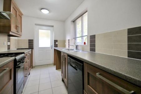 3 bedroom semi-detached house to rent - Photo 3