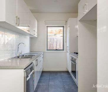 Light-Filled Living in a Quiet Pocket - Photo 5