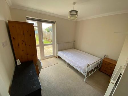 5 bedroom semi-detached house to rent - Photo 4