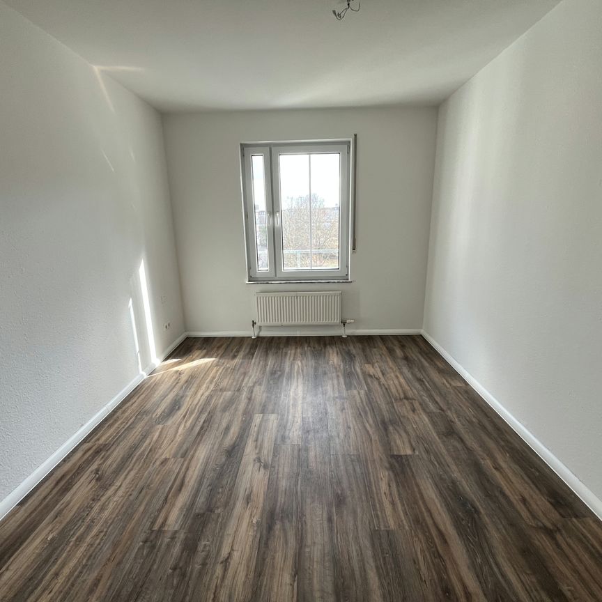 Zentrale Lage trifft Komfort – Wohnung mit Balkon, Innenhofausrichtung und Aufzug in Chemnitz - Photo 1