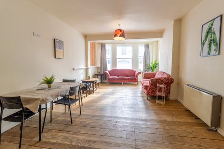 6 Bed Student Accommodation - Photo 5