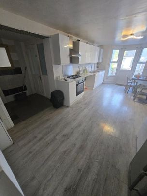 Room in a Shared House, Heigham Road, E6 - Photo 1
