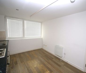 Flat to rent on - Photo 2