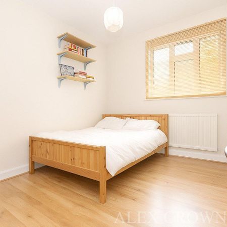 3 bedroom flat to rent - Photo 4